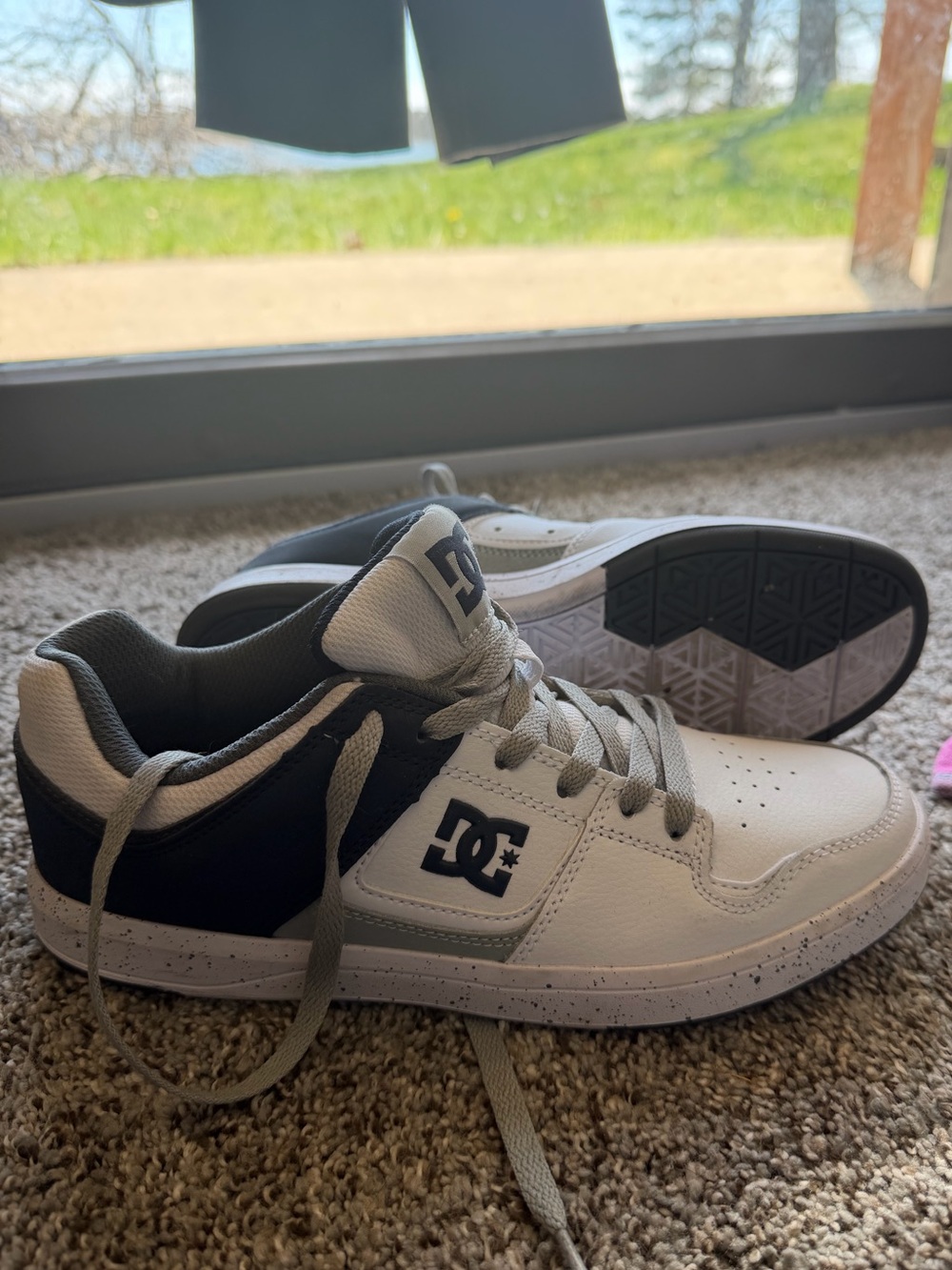 DC men’s size 8 White and Black Skate Shoes - Classic Low Top